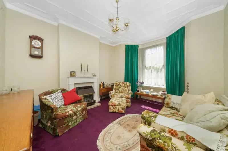 2 Bedroom Ground Floor Maisonette For Sale
