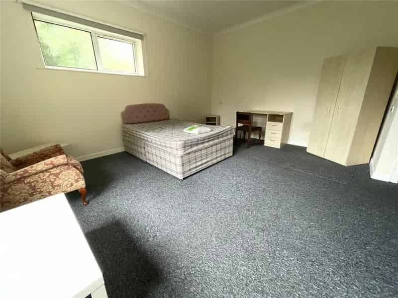 7 Bedroom Student Apartment with 6 Bathrooms Parking and Garden