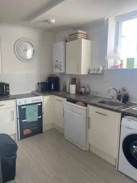 Second Floor Flat Near Shops and Park and Ride