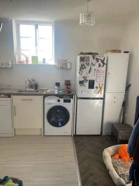 Second Floor Flat Near Shops and Park and Ride