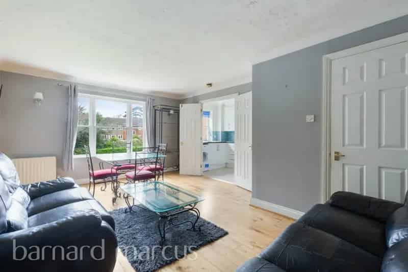 Spacious One Bedroom Flat in SM2 with Parking and Garden