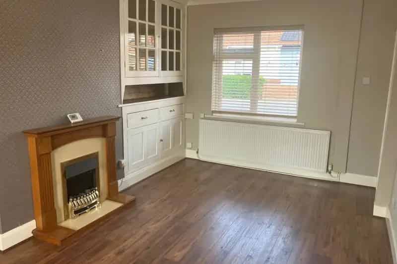 3 Bedroom Semi-Detached House with Garden and Outbuildings
