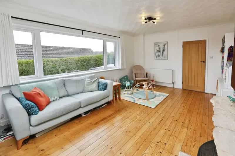 Three Bedroom Bungalow Old Hedge End Modern Kitchen Family Bathroom