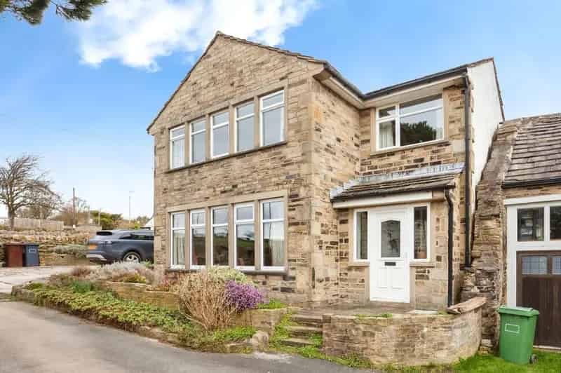 3 Bedroom Detached House for Sale Briestfield West Yorkshire WF12