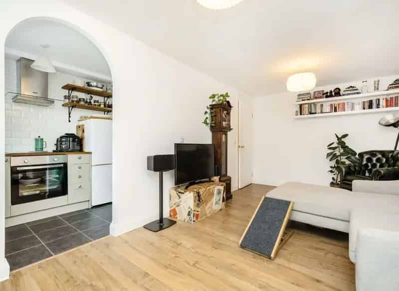 Riverside Close Canal-Side Apartment: Modern 1-Bedroom