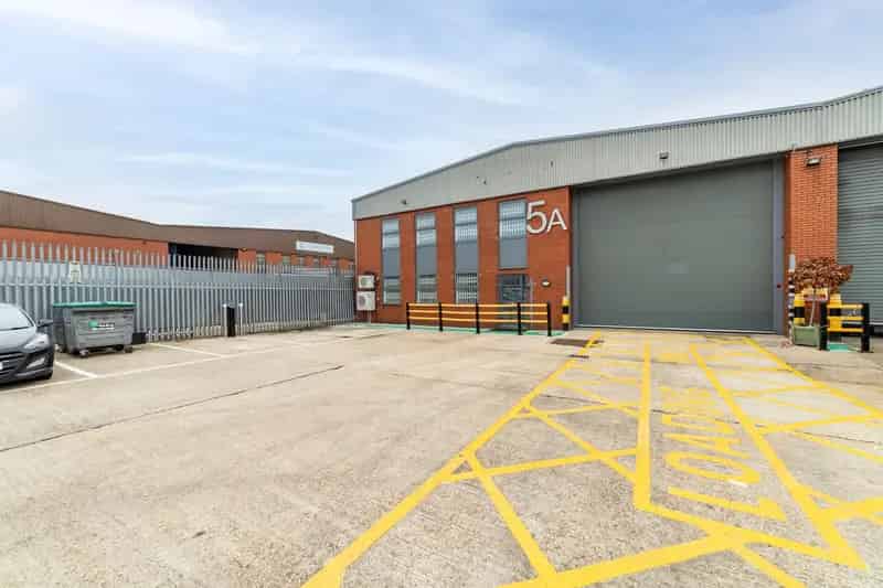 Refurbished Warehouse Park Royal - Generous Yard Parking EV Charging