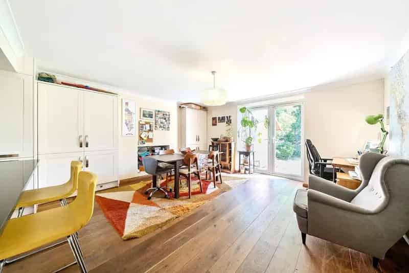 Spacious 3-Bedroom Ground Floor Apartment with Garden and Parking