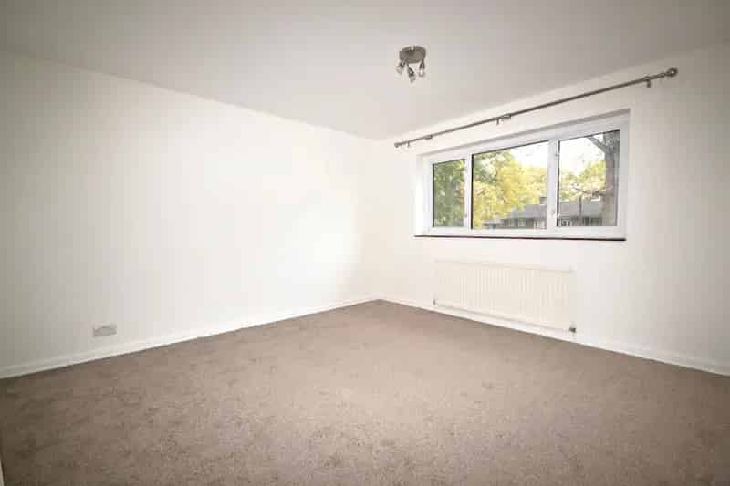 Three Bedroom Semi-Detached House Near Three Bridges Station