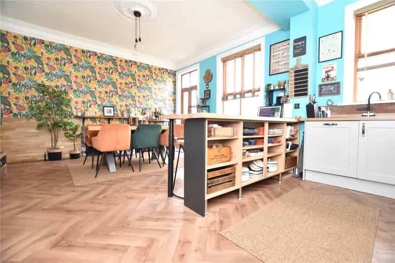 4 Bedroom Mid-Terraced House with Garden and Summer House