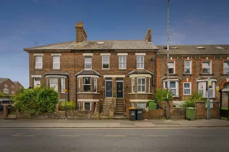 Two Bedroom Mid Terrace House North Dunstable Goodsize Garden On Street Parking