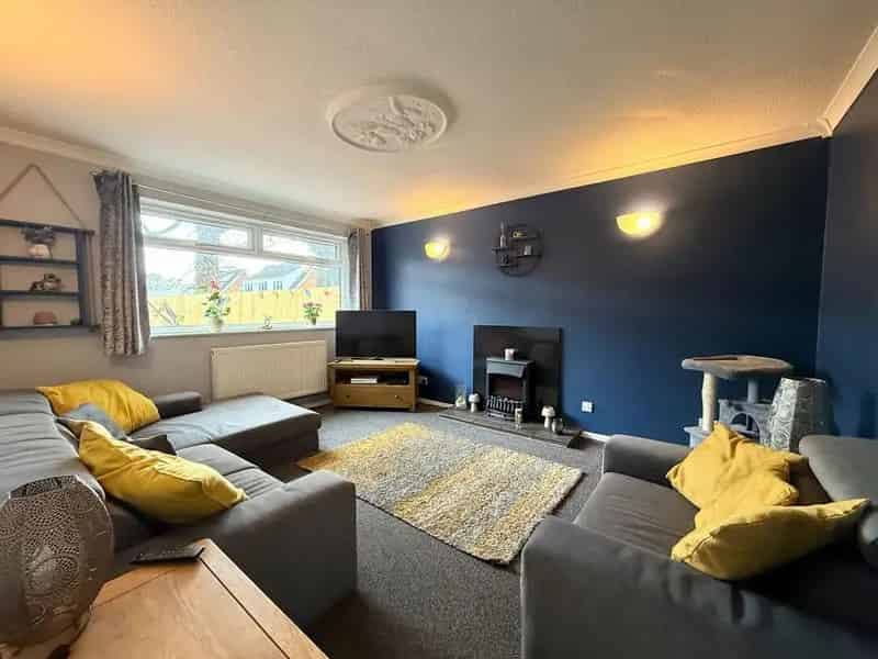5 Bedroom End Terrace House for Sale
