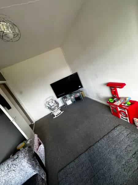 Top Floor Flat Near Shops Pets Allowed
