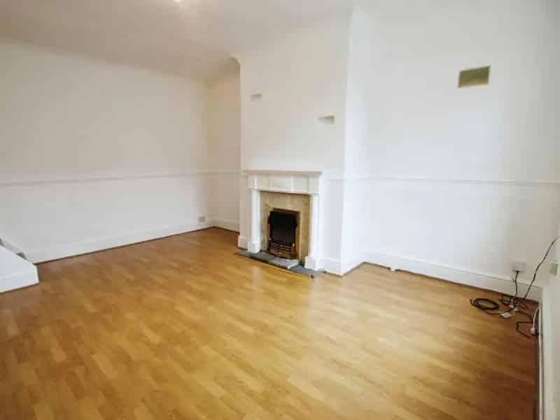 Two Bedroom End Terrace House Near Morley Town Centre