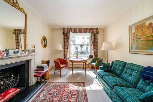 Luxury 4-Bedroom Terraced House for Sale in Victoria Square SW1W