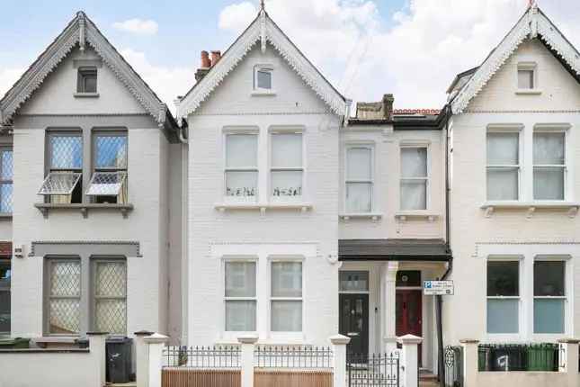 Terraced House for Sale in Clapham SW9