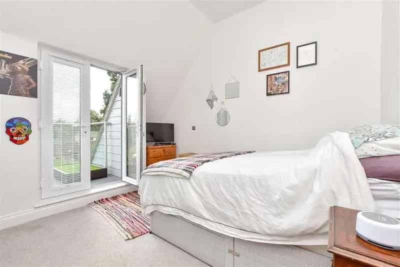 2 Bed Flat for Sale Reigate Top Floor Apartment En Suite Parking EV Charge