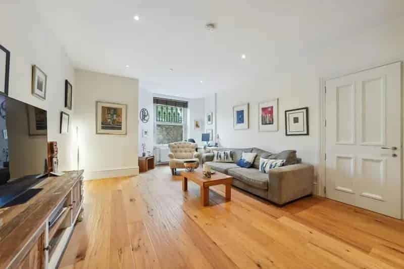 2 Bedroom Flat for Sale near Kelvingrove Park Glasgow