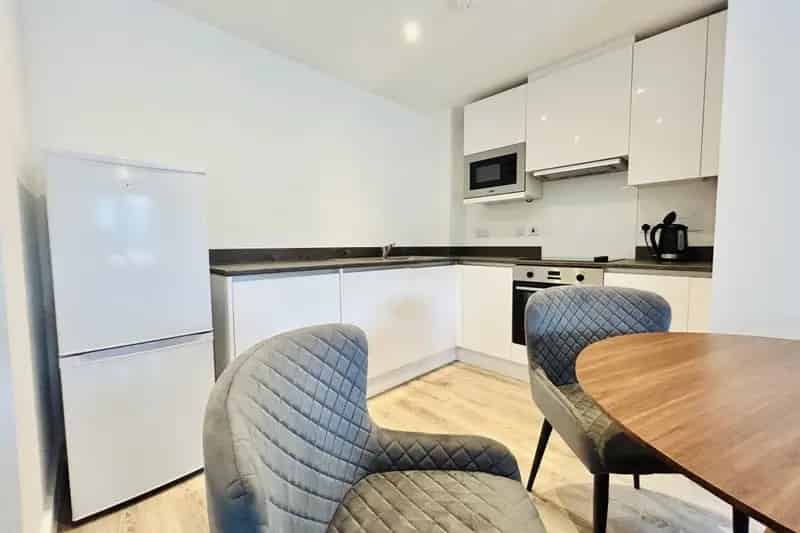 Fox House Two-Bedroom Apartment with Gym and Parking