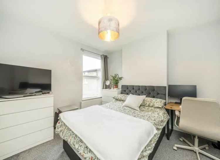 Maisonette For Sale in Malyons Road, London, England