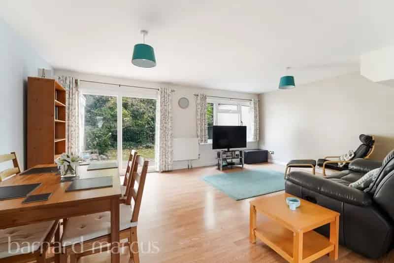 Three Bedroom Family Home Near Ewell West Station
