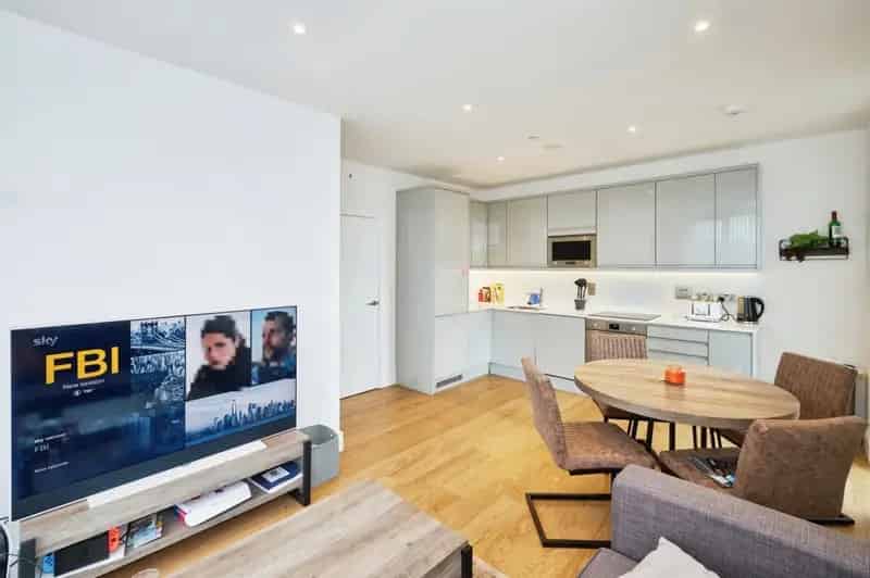 Luxury Top Floor Apartment with Cinema Room Gym and Concierge