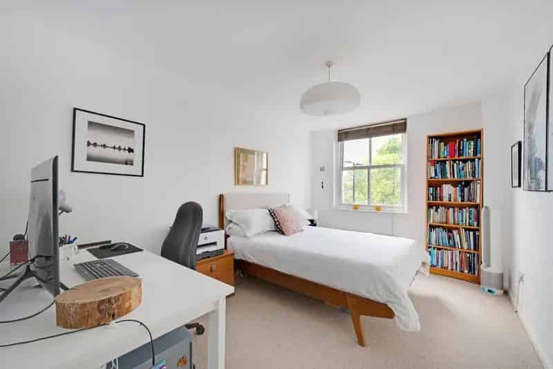 2 Double Bedroom Flat with Juliet Balcony and Communal Terrace For Sale