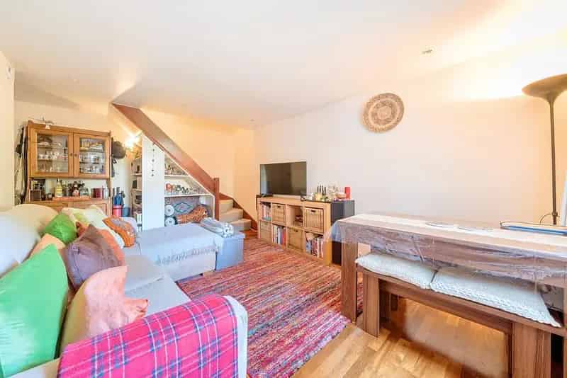Duplex Apartment with Private Garden near Charing Cross Hospital