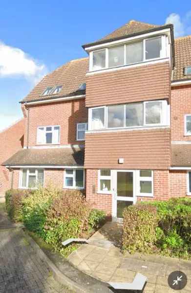 Spacious House Near Tesco with Large Rooms and Green Surroundings