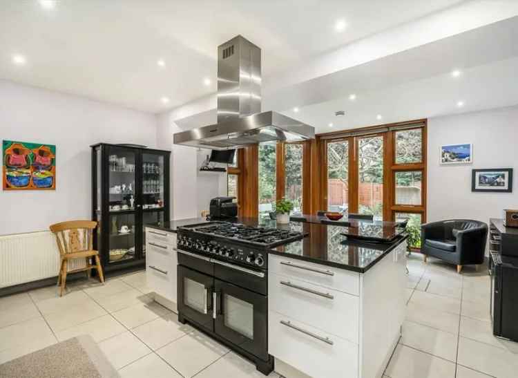 Five Bedroom Family Home Near Ealing Common and Ealing Broadway