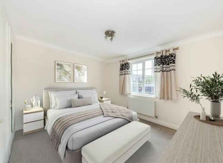 Two Double Bedroom Ground Floor Apartment with Parking and Communal Gardens