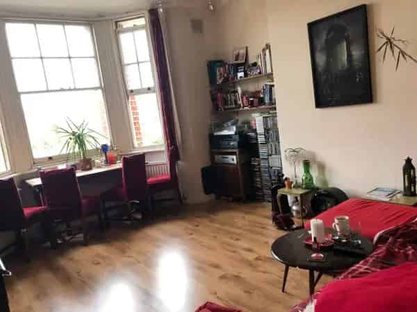 Spacious 2-Bedroom Flat near Clapham Common Tube