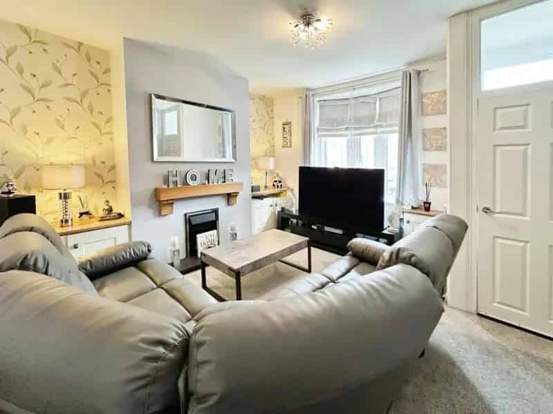 2 Bedroom House For Sale 948 SQ FT Modern Kitchen Private Garden