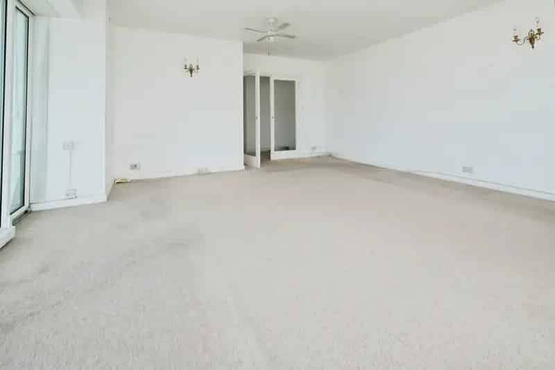 Spacious 2-Bedroom Apartment in Bedford Towers with Sea Views