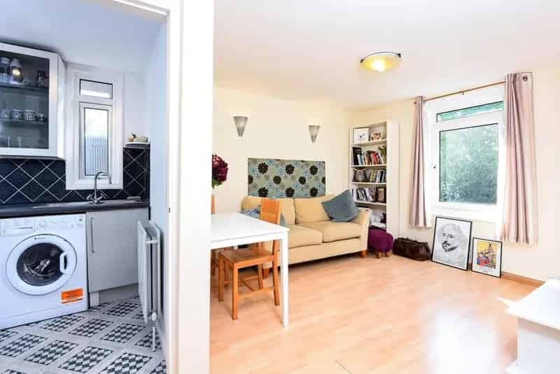 Spacious One Bedroom Flat West Hampstead Communal Gardens