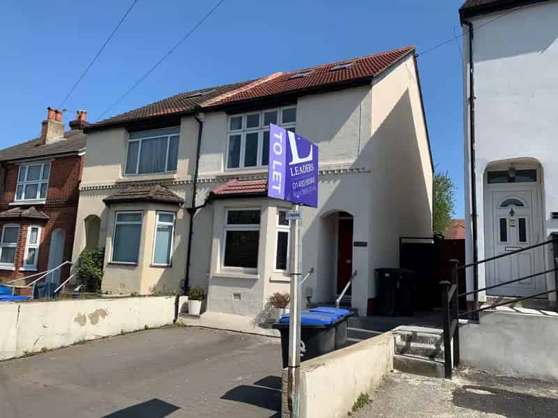 Four Double Bedroom House in Woking - Available Mid-August 2025