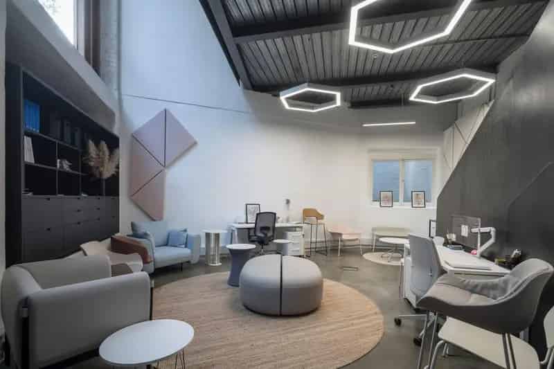 Clerkenwell Showroom: Open-Plan, Double-Height Ceilings, Modern Finishes