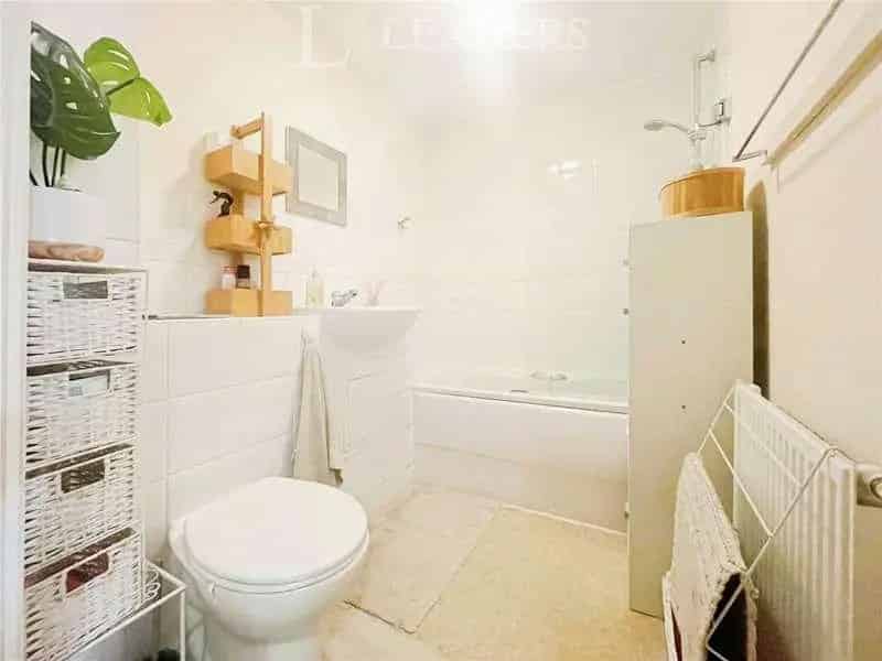 2 Bed Flat for Sale Near Three Bridges Station