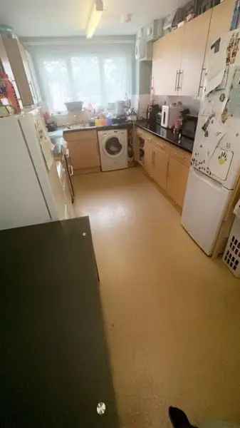 Flat For Rent in Imperial Way, London, England