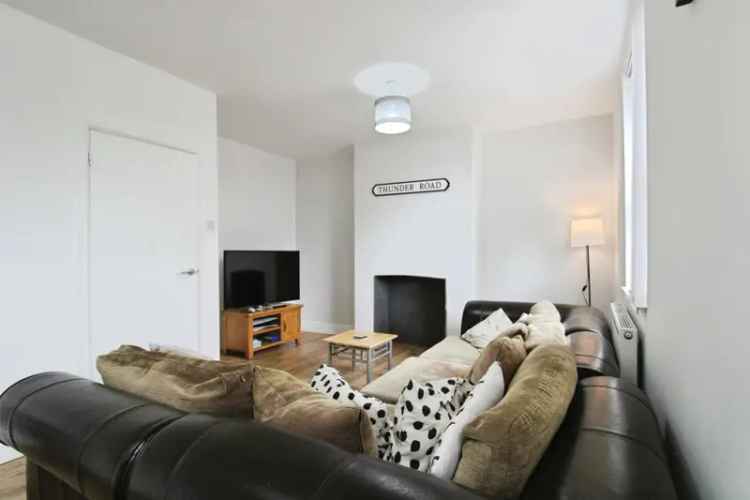 3 Bedroom Semi-Detached House with Parking and Garden
