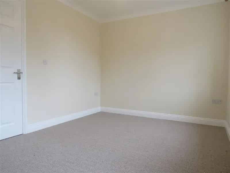 2 Bedroom End Terrace House with Parking and Garden Zero Deposit Available