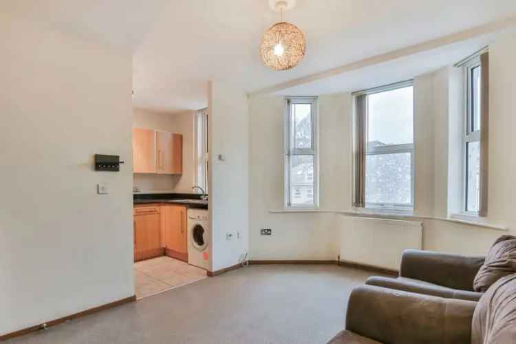 2 Bedroom Flat Near Town Centre and Station For Sale