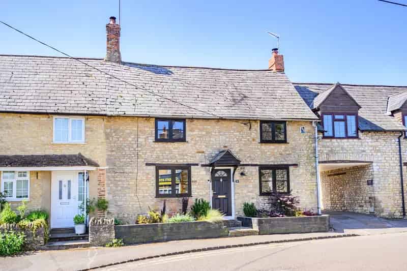 3 Bedroom Stone Cottage Silverstone Modern Amenities Landscaped Garden