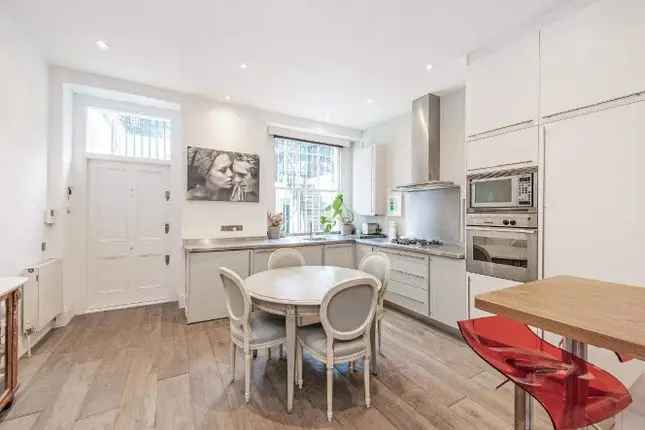 Flat for sale in Queen's Gate Gardens, London SW7