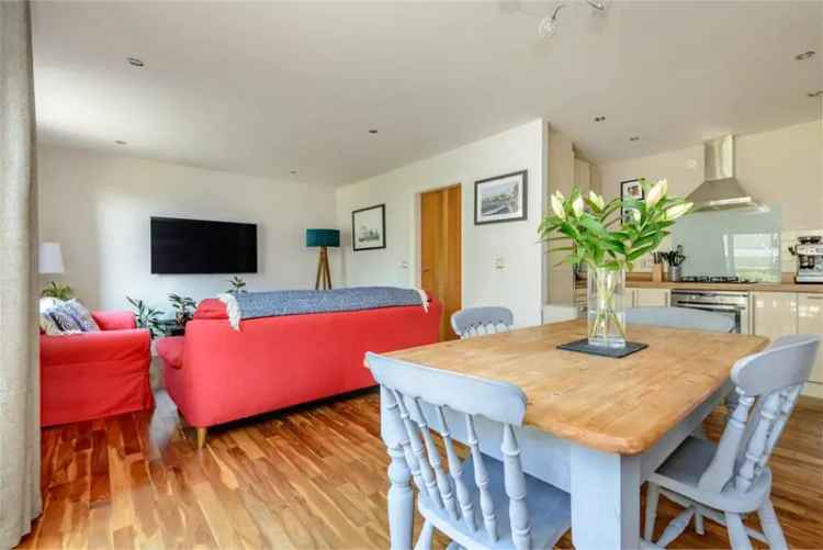 2 Bed Ground Floor Flat with Private Terrace