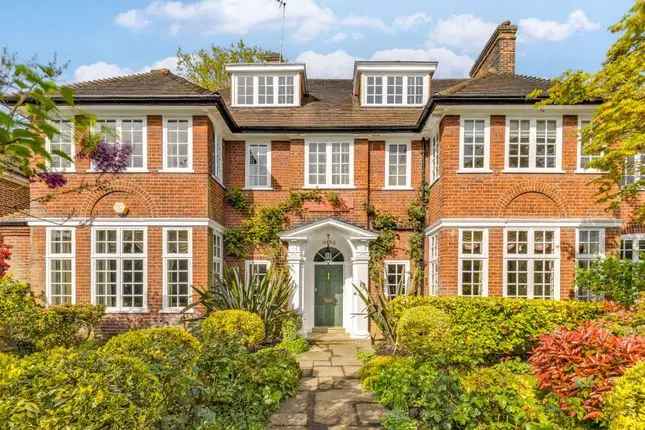 Detached House for Sale in London N6