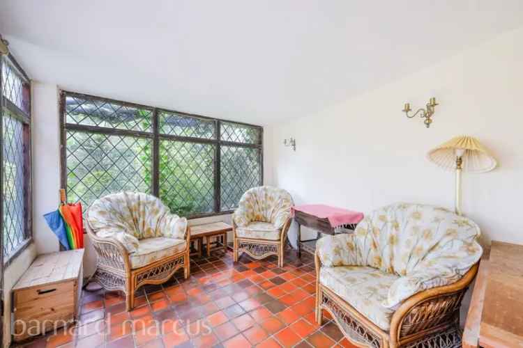 Detached Chalet Bungalow near Epsom Downs Racecourse