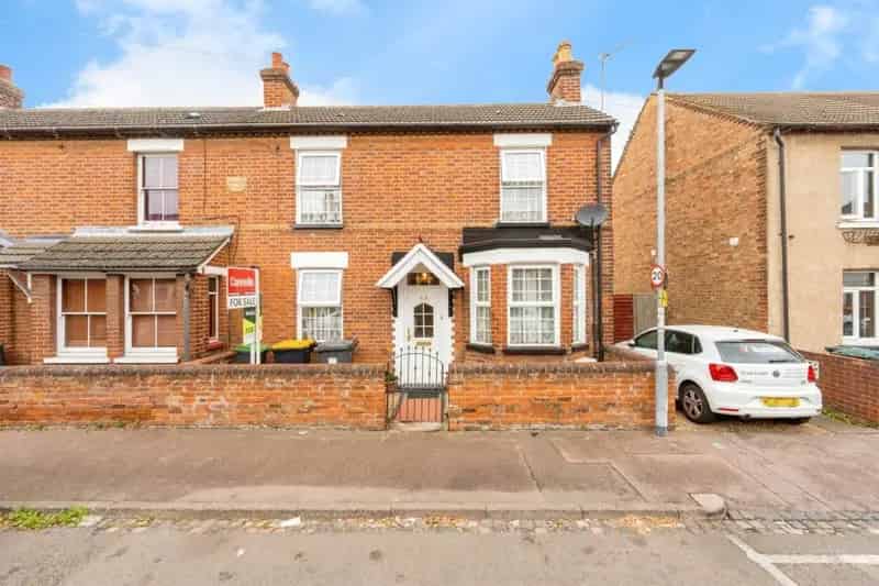 2 Bed Semi-Detached House South Bedford Close to Amenities