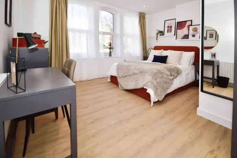 High End Studio Rooms with En-Suites Near Railway Station