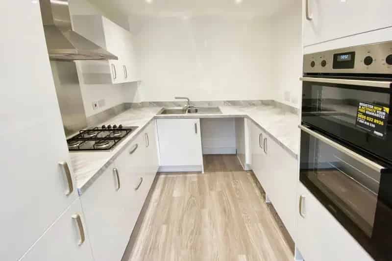 Bincombe Park Family Home Near Amenities and Schools