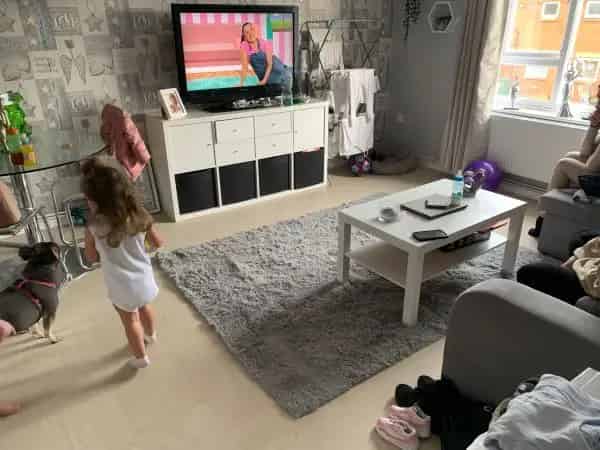 Large 1 Bedroom Flat Separate Rooms Modern Kitchen and Bathroom